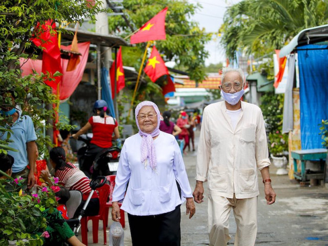 Niềm hạnh phúc của cặp vợ chồng 82 tuổi dắt tay nhau đi bầu cử