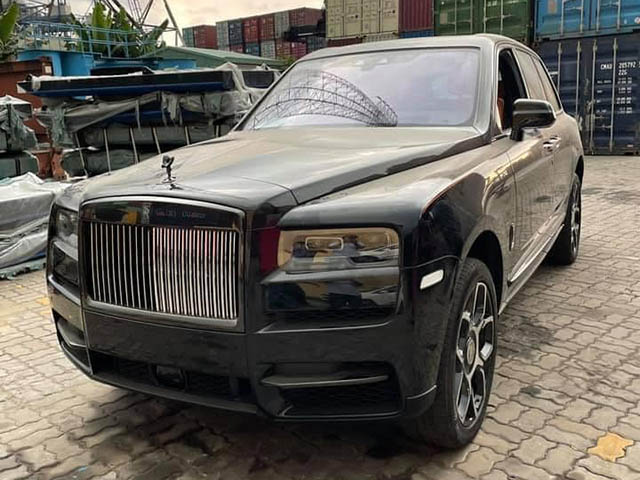 Rolls-Royce Cullinan Black Badge thứ 3 về Việt Nam sở hữu nội thất màu ”hơi mệt”