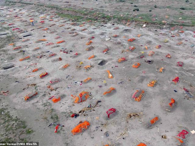 Báo Ấn Độ: Thi thể người chôn dưới cát bên bờ sông Hằng chưa bao giờ nhiều đến vậy