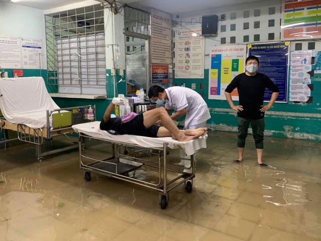 Ảnh: Bệnh viện ở Sài Gòn ngập như bể bơi sau trận mưa như trút nước