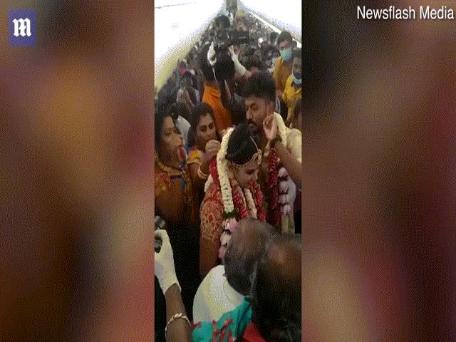 Ấn Độ: Tổ chức đám cưới ”trên trời” để né phong tỏa, cặp đôi gặp rắc rối lớn