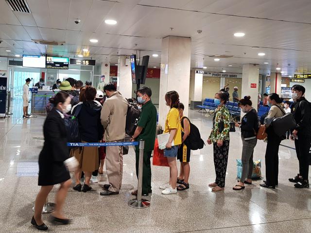 TP.HCM: Tạm dừng nhập cảnh hành khách tại sân bay Tân Sơn Nhất