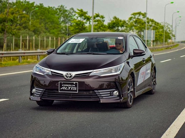 Một số đại lý Toyota giảm giá dòng xe Corolla Altis hơn 70 triệu đồng