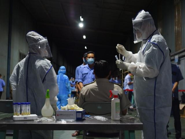 Ảnh: Thần tốc lấy mẫu xét nghiệm 700 công nhân trong Khu công nghiệp Tân Bình, nơi ca nhiễm SARS-CoV-2 từng làm việc