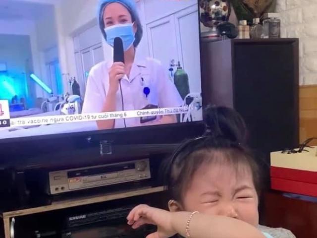 Clip xúc động: Bé gái 18 tháng tuổi òa khóc khi nhìn thấy mẹ ở tâm dịch Bắc Giang trên tivi