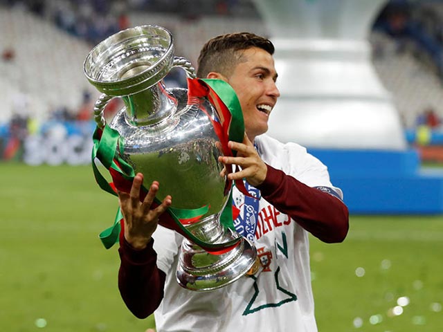 Đua vua phá lưới EURO cực nóng: Ronaldo cần mấy bàn để vượt Ali Daei, độc chiếm kỷ lục?