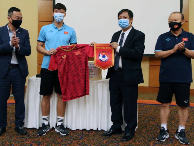 ĐT Việt Nam nhận quà trước ngày “nhập làng” AFC, chờ đua vé World Cup