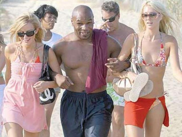 Mike Tyson ”thác loạn” 3 tháng trên biển, làm ”chuyện ấy” để giảm án tù