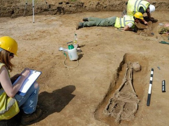 Tìm thấy 17 hài cốt không đầu, 13 hài cốt bị chôn úp mặt ở Anh