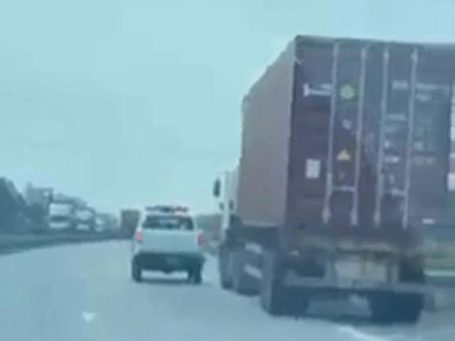 Clip: Thót tim với cảnh xe container đánh võng đòi vượt ô tô CSGT