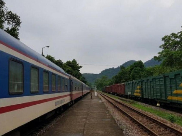 Nóng: Phong tỏa tuyến đường sắt Bắc - Nam vì phát hiện bom sát đường tàu