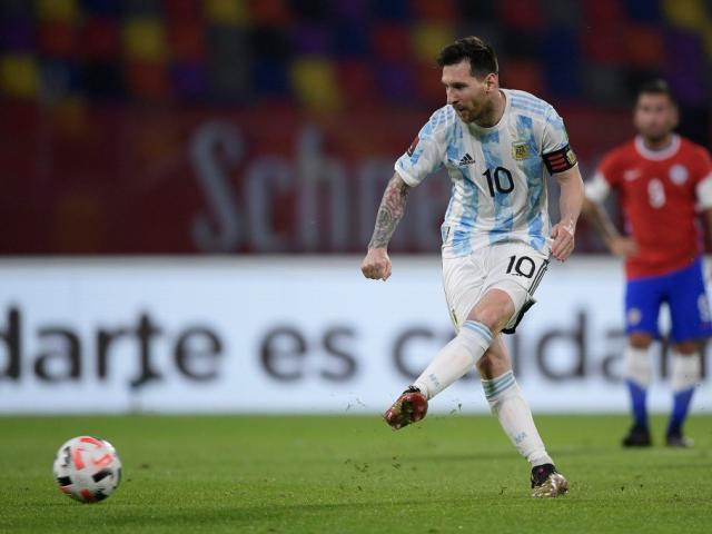 Messi mặc áo tri ân Maradona, lập công áp sát kỷ lục của ”Vua” Pele