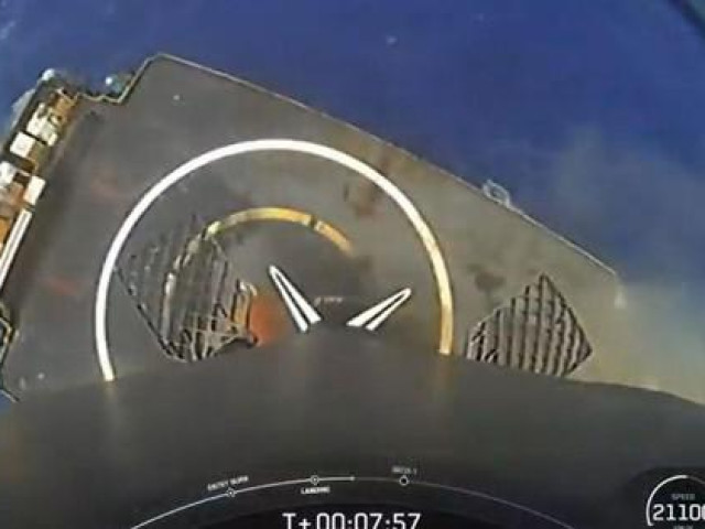 SpaceX phóng tên lửa thứ 17 lên trạm vũ trụ, hạ cánh trên biển