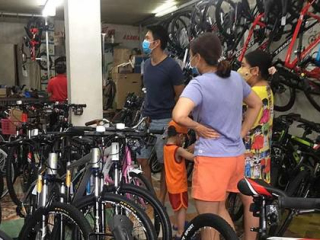 Cửa hàng bán xe đạp ”cháy hàng”, quá tải vì dân đổ xô đi mua giữa mùa dịch