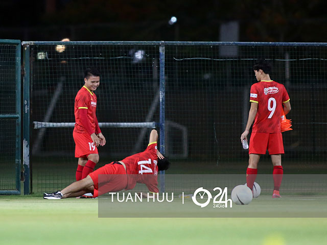 ĐT Việt Nam luyện công đấu Malaysia: Quang Hải phải tập riêng với Tuấn Anh, Văn Toàn