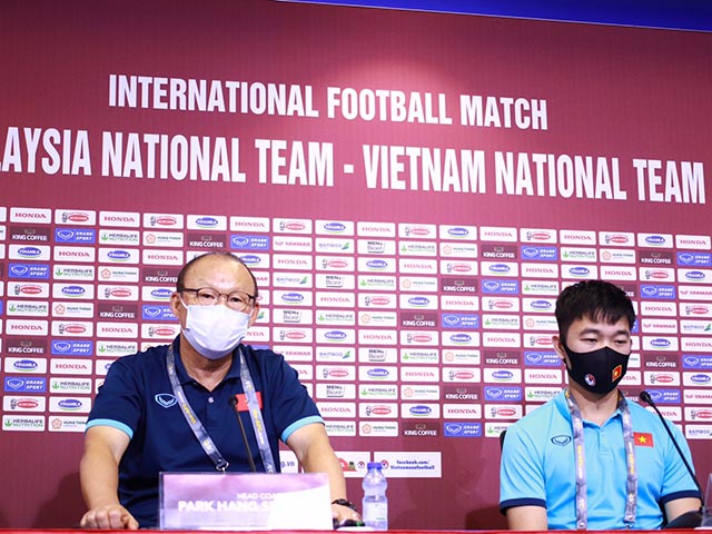 Họp báo ĐT Việt Nam đấu Malaysia: Thầy Park & Xuân Trường không sợ dàn nhập tịch của Malaysia