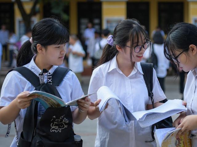 Sáng nay, hơn 93.000 thí sinh Hà Nội làm bài thi 2 môn đầu tiên kỳ thi vào lớp 10