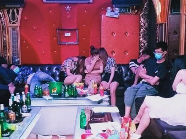31 ”dân chơi” tụ tập tới quán karaoke New 5 sao ”bay, lắc” giữa mùa dịch