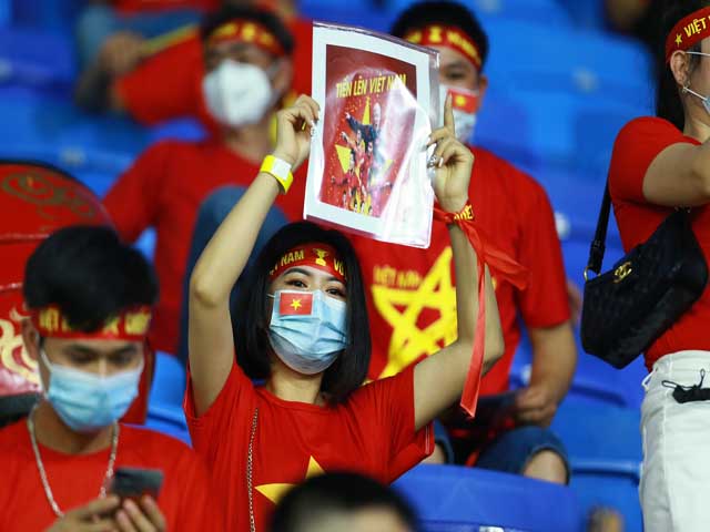 Rực lửa fan ”chiến binh Rồng vàng” tiếp sức ĐT Việt Nam đấu Malaysia