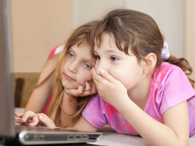 Ở nhà phòng dịch COVID-19, trẻ em săn tìm những gì trên Internet?
