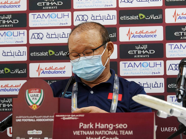 Thầy Park bực mình vì bị phóng viên UAE ”quay lén” tài liệu mật