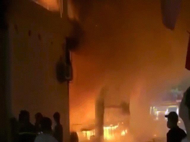 CLIP: Cháy phòng trà trong đêm khiến 6 người mắc kẹt tử vong