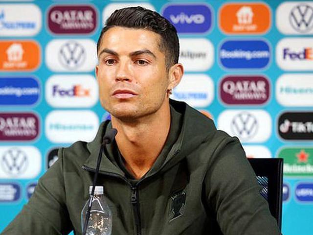 Ronaldo từ chối uống Coca Cola, giá trị vốn hóa công ty lập tức bốc hơi 4 tỷ USD