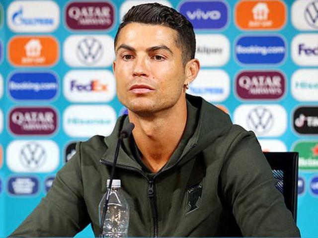 Ngoài Coca Cola, Ronaldo từng nhiều phen khiến cổ phiếu các hãng điên đảo