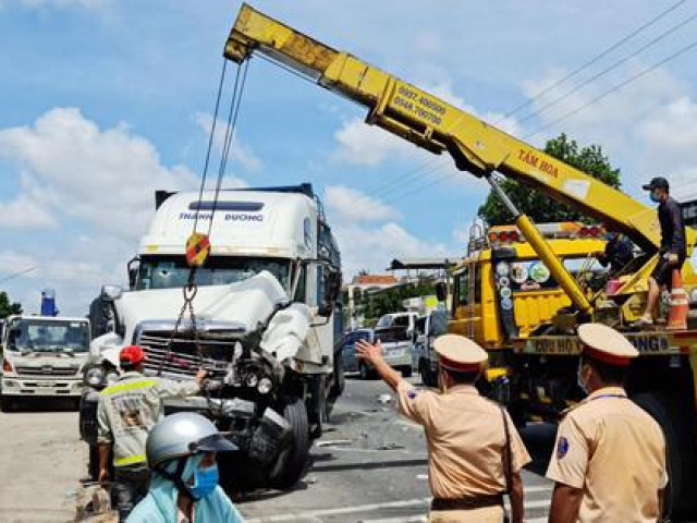 Tài xế xe đầu kéo ”thông chốt” kiểm dịch gây tai nạn liên hoàn