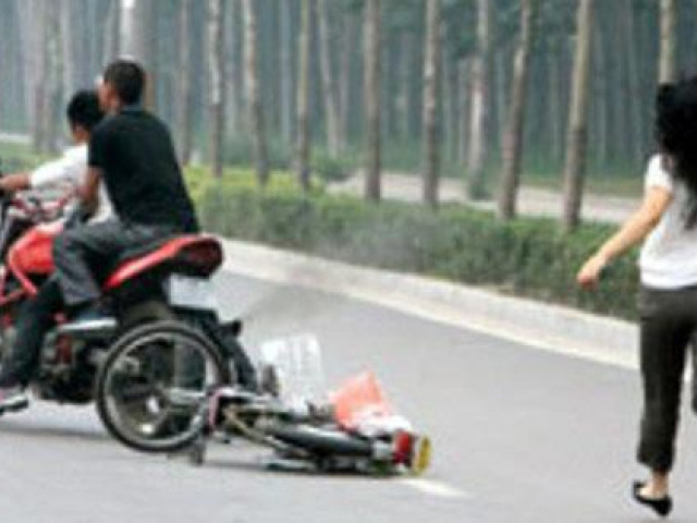 Hai kẻ táo tợn tấn công cô gái cướp xe ở Hóc Môn