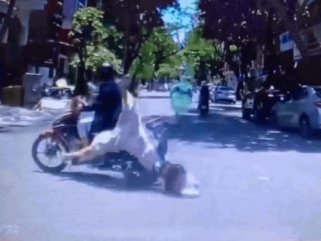 Clip: Áo chống nắng cuốn vào bánh xe, cô gái ngã sấp mặt xuống đường