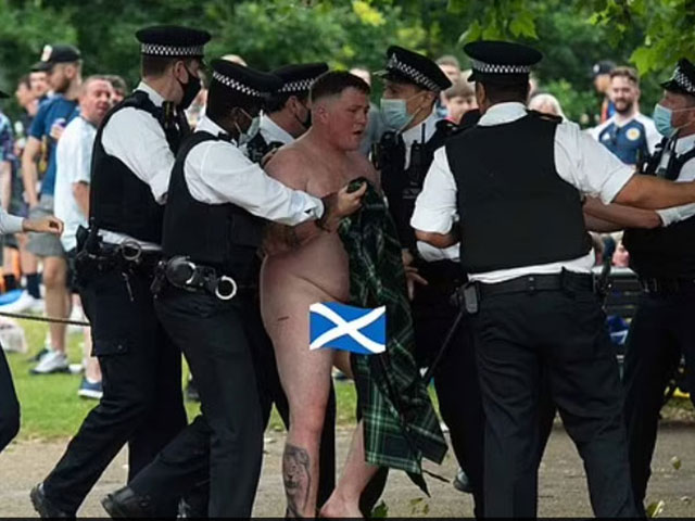 Fan cuồng khỏa thân làm loạn trận Anh - Scotland ở EURO, 18 người bị bắt giữ