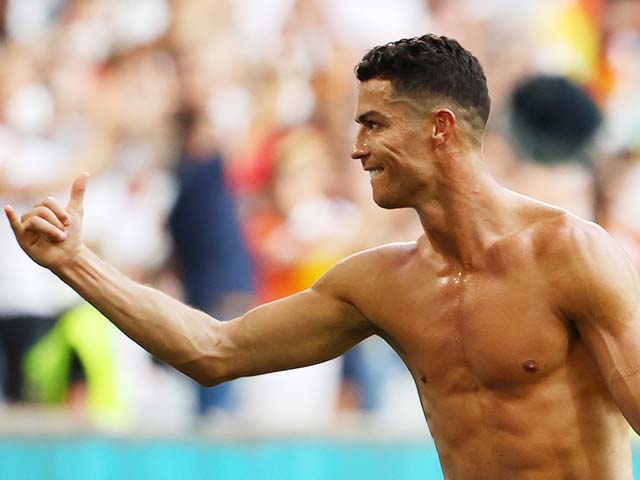 Ronaldo cởi áo khoe bụng “6 múi” ở tuổi 36, fan trầm trồ nói điều bất ngờ