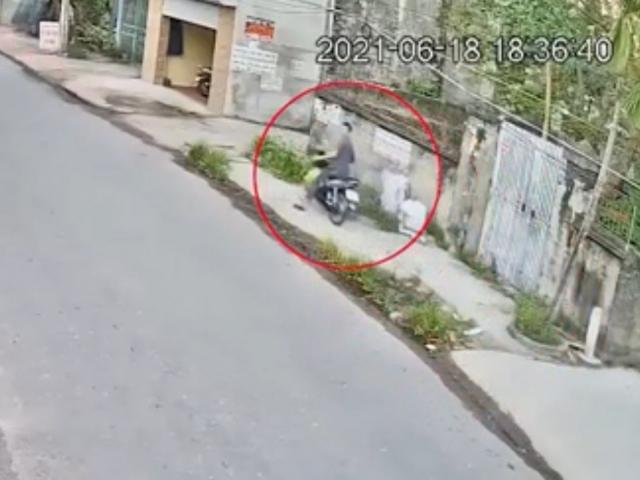 Clip: Lái xe máy “để mắt trên trời”, nam tài xế đầu trần gặp tai nạn ”khó đỡ”