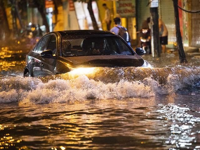 Ảnh: Đường phố Hà Nội ngập như sông sau cơn mưa giải nhiệt