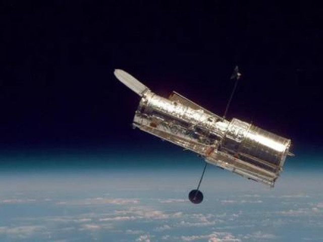Kính thiên văn Hubble 'ngủ đông' sau lỗi máy tính bí ẩn
