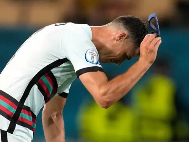 Ronaldo rời EURO với hình ảnh xấu xí: Vứt & đá lăn lóc băng đội trưởng
