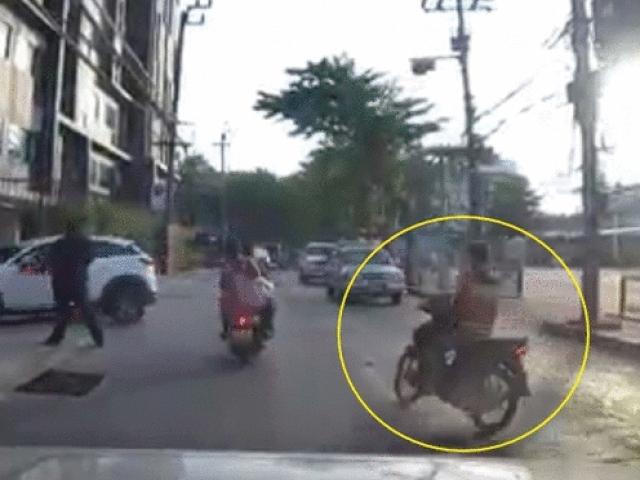 Video: Bốc đầu ngổ ngáo, ngã ra đường còn bị chính xe máy của mình “đập” lại