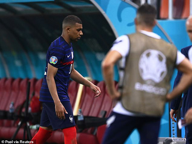 Pháp bị đá bay khỏi EURO: Mbappe được bênh, huyền thoại ”đổ dầu vào lửa”