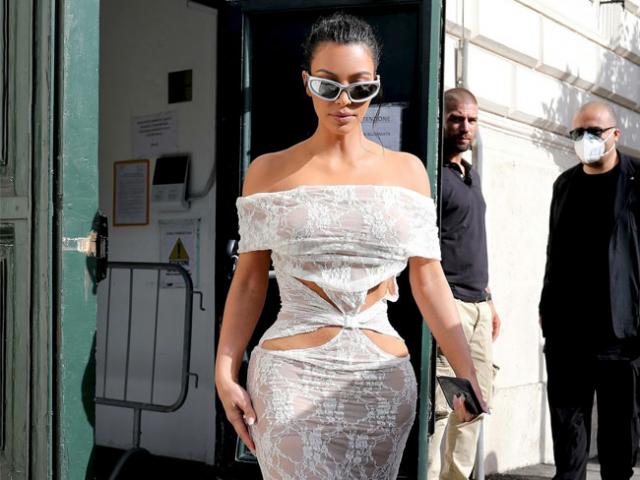 Kim Kardashian bị la ó vì bất chấp quy định trang phục