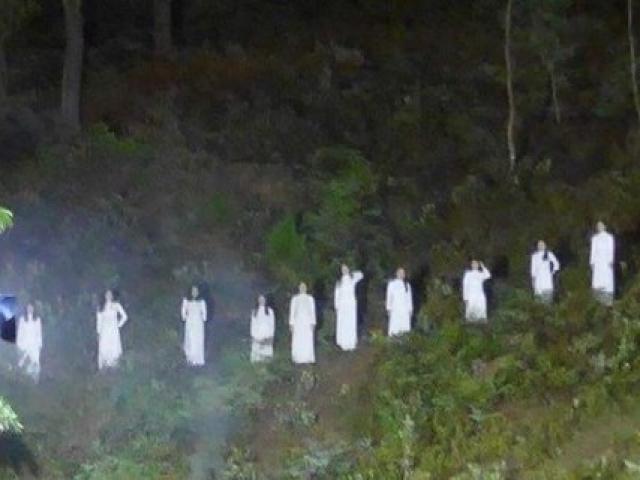 Tỉnh Hà Tĩnh nói gì về hình ảnh 10 cô gái mặc áo dài trắng gây tranh cãi?
