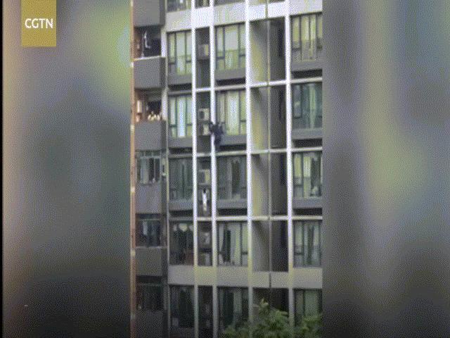 Clip: Bố cứu con trai lơ lửng trên tòa nhà cao tầng