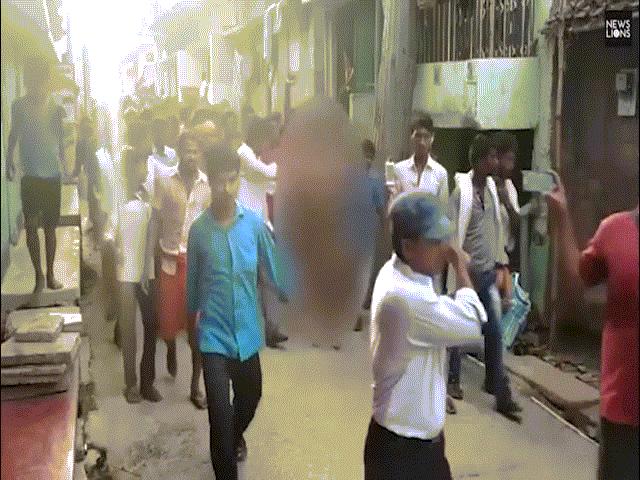 Người phụ nữ khốn khổ bị đốt nhà, đánh đập, lột đồ diễu phố ở Ấn Độ