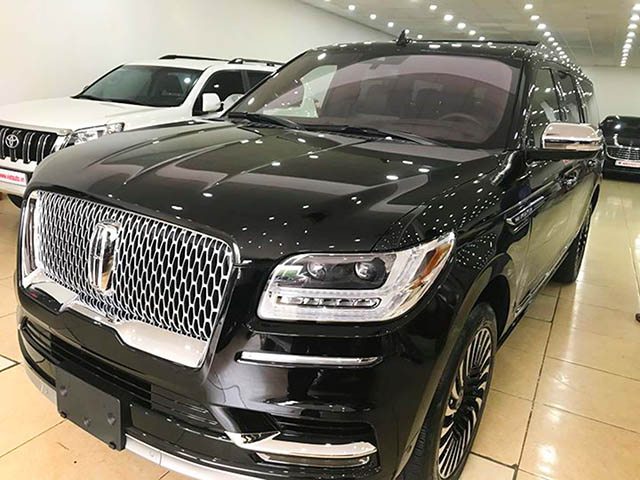 SUV cỡ lớn Lincoln Navigator được rao bán với giá hơn 8,8 tỷ đồng