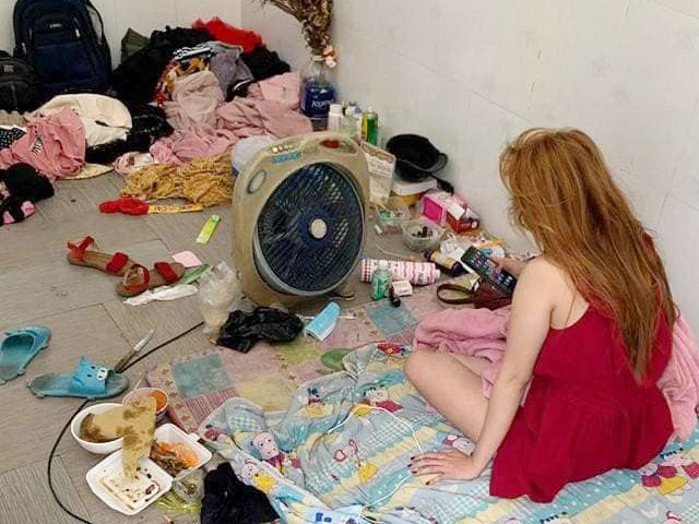 Phát hoảng với gái xinh ”ngồi chìm” giữa căn phòng ngập rác