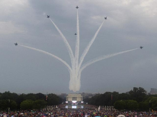 Máy bay quân sự Mỹ phô diễn sức mạnh trong lễ mừng quốc khánh