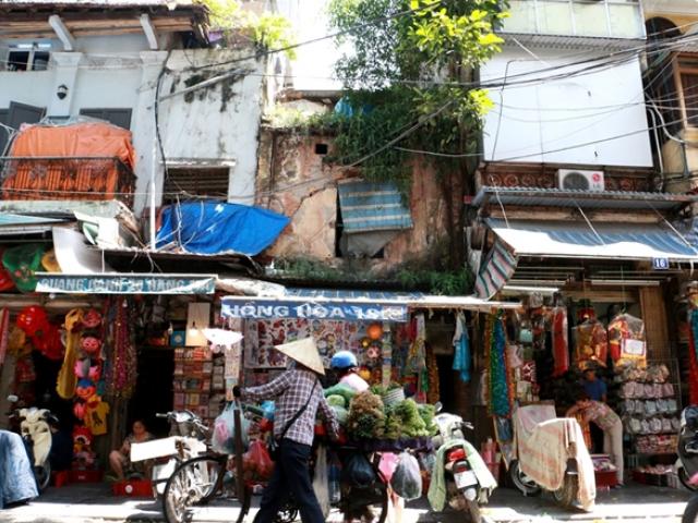 Cận cảnh những ngôi nhà ”chờ sập” ở phố cổ Hà Nội