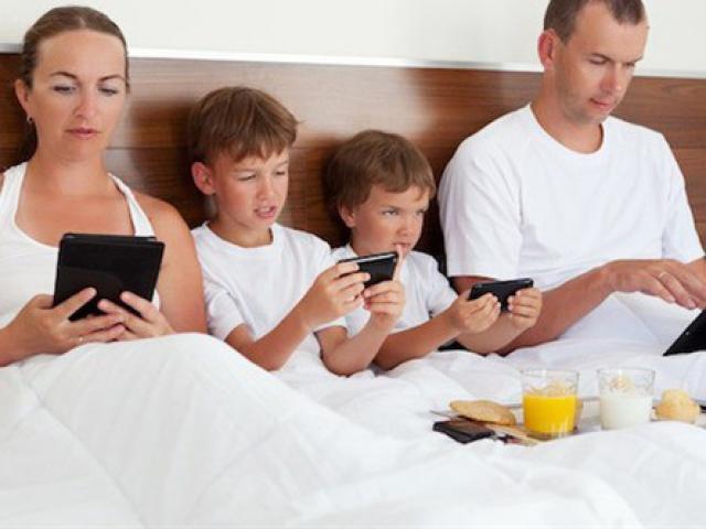 5 lời khuyên cho cha mẹ khi tổ ấm gặp nguy bởi 'smart phone'