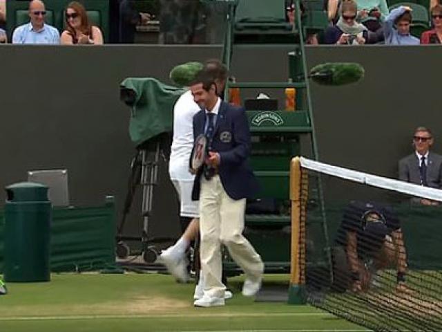 Wimbledon sững sờ: Trọng tài ”cướp chỗ” tay vợt xuống sân đánh như Federer