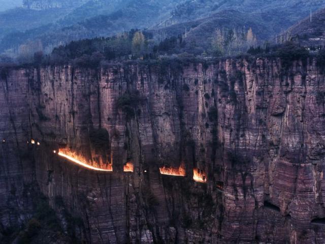 Đường hầm cheo leo ngoằn nghoèo nhất Trung Quốc